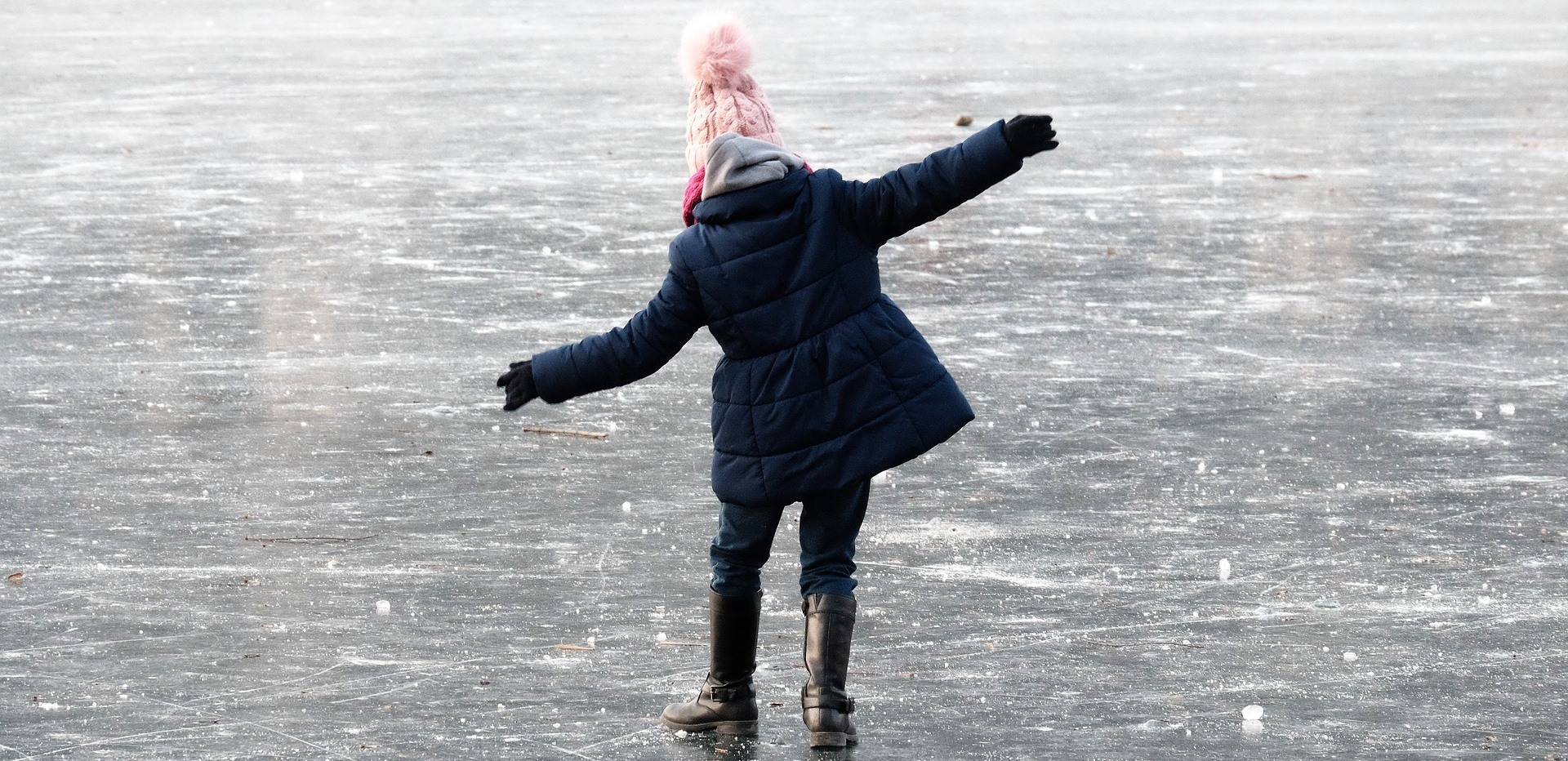 Первый лед текст. Тонкий лед. Человек идет по льду. Дети ходят по льду.